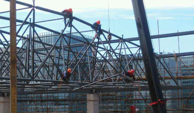 岳阳论网架装配施工中搭设脚手架应当留神的事故